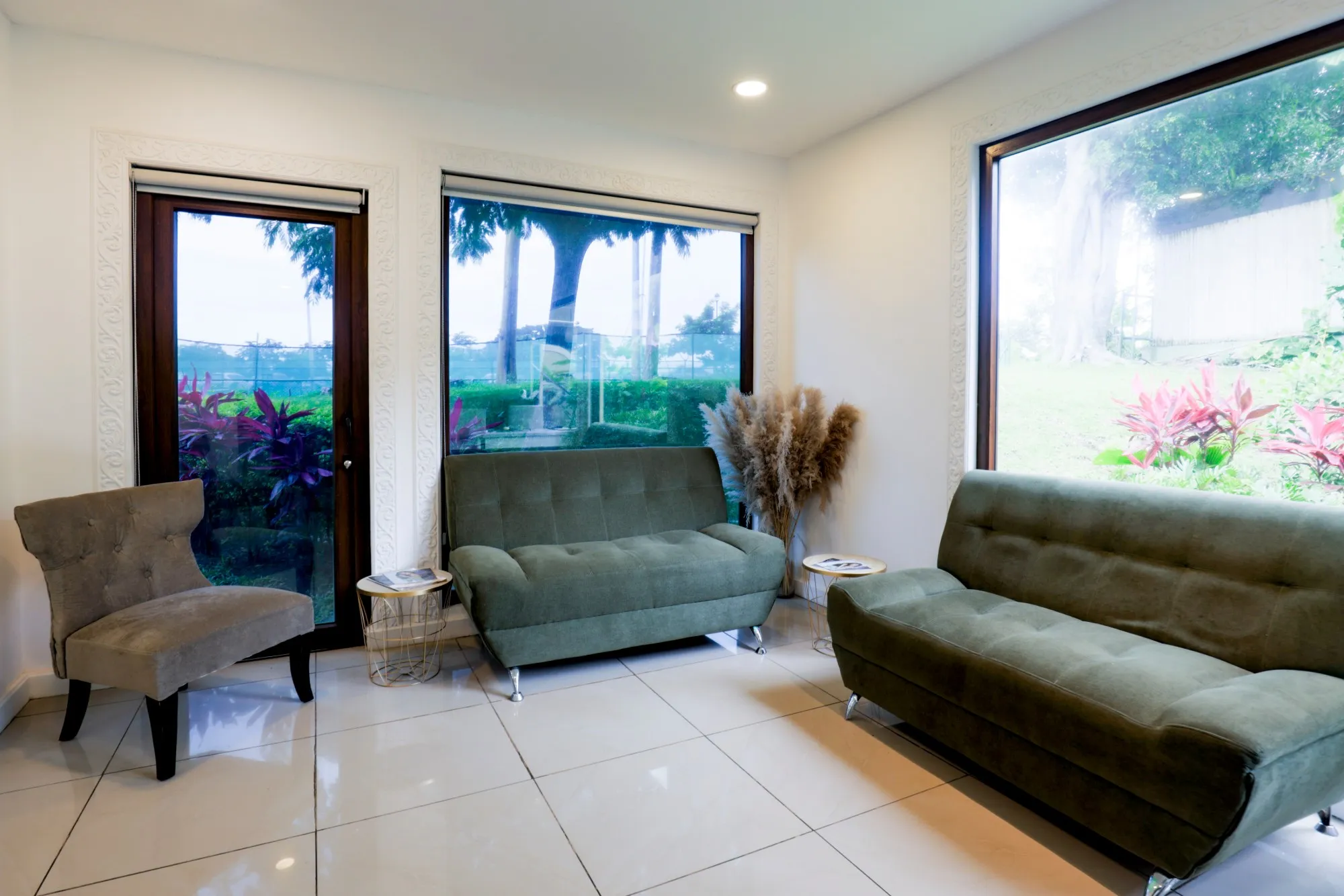 Sala de espera de Allure Belén con ventanales al jardín