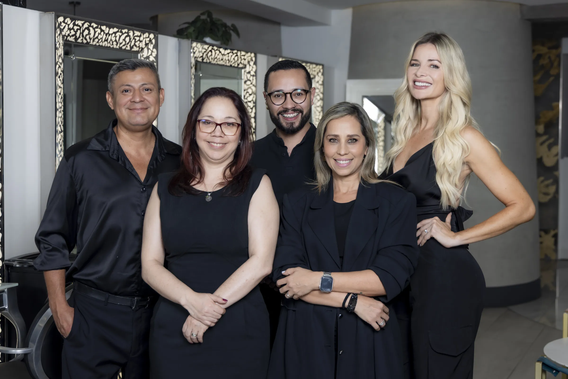 Parte del equipo de Allure en el salón