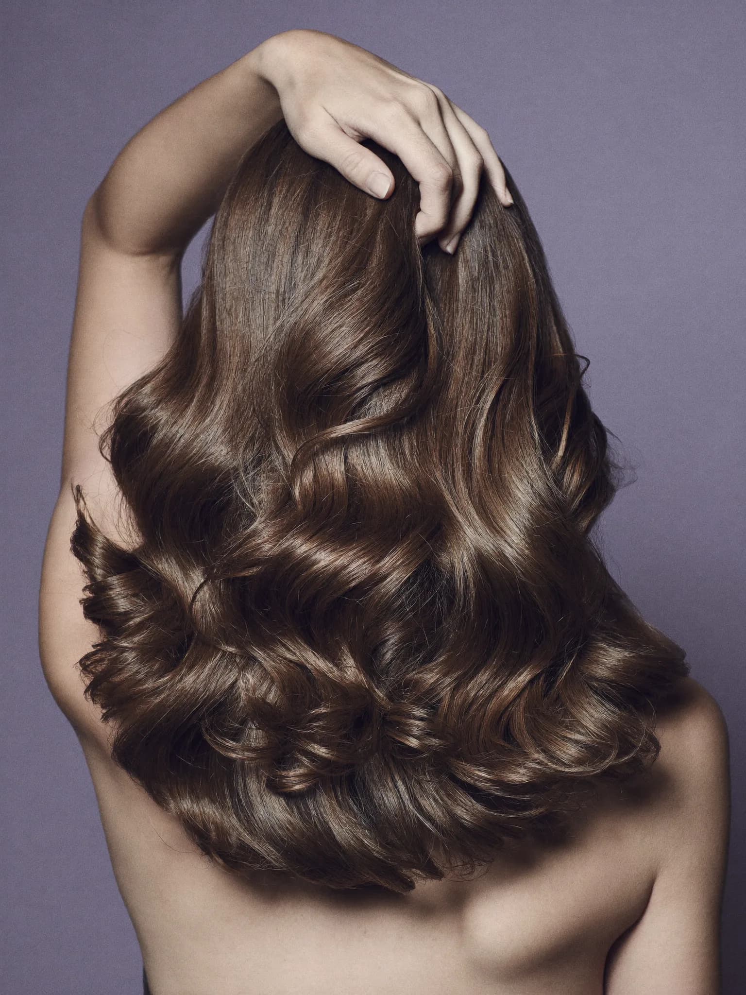 Mujer de espaldas con rizos definidos y brillantes